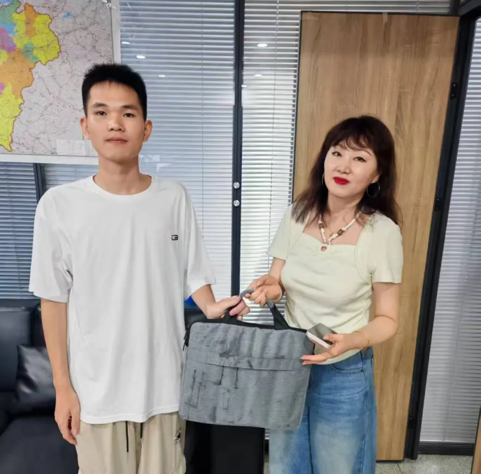 都市城際公交：學子大意丟電腦 司機拾獲守誠信