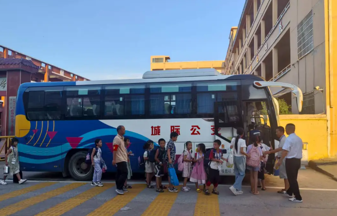 撫州長運(yùn)：定制公交護(hù)航織密學(xué)生安全上學(xué)路