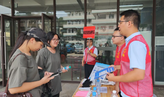 都市城際公交：晝夜兼程進(jìn)校園 直通班線暖國慶